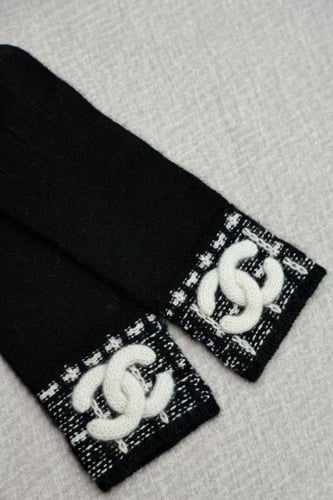 سكارف شانيل +كاب + قلفز 35*200