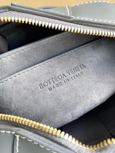 شنطة بوتيقا small Brick مقاس 23.5cm