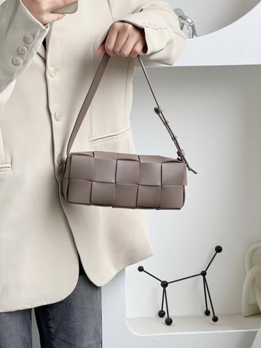 شنطة بوتيقا small Brick Cassette مقاس 23.5cm