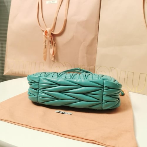 حقيبة ميو ميو واندر هوبو مقاس 22سم