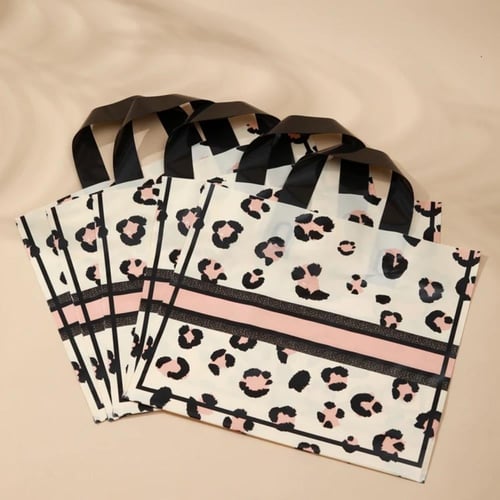 كيس بلاستيك رسمه النمر