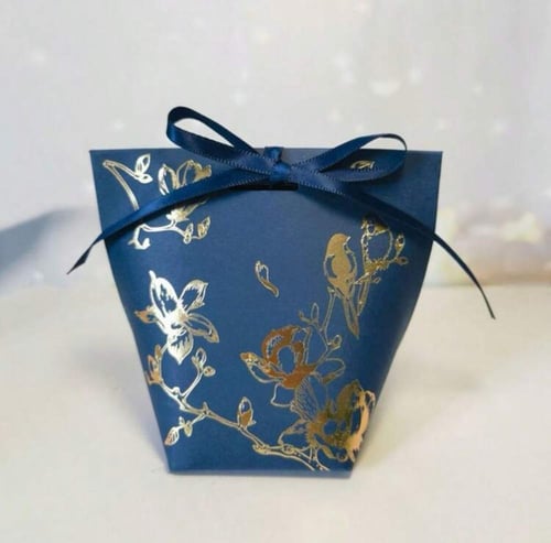 2 بوكس توزيعات بثلاث الوان ( كحلي _ وردي _ أبيض )