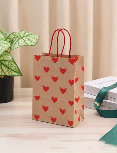 كيس ورقي للتوزيعات والهدايا رسمه قلوب