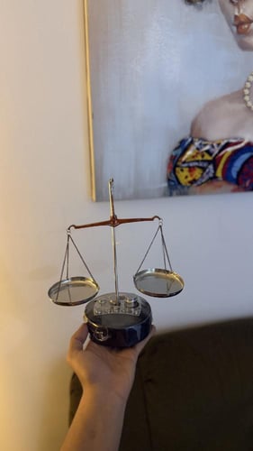 ميزان العدالة لون فضي كبير ⚖️