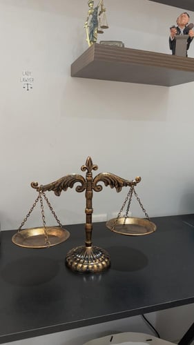 ميزان العدالة الديكوري الكلاسيكي ⚖️