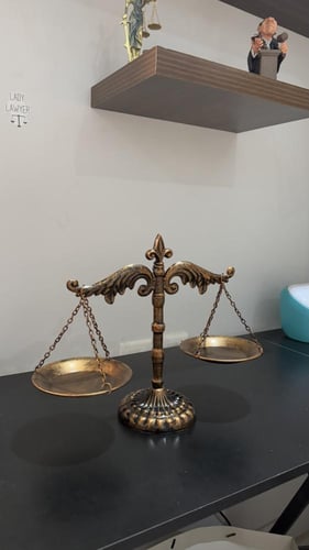 ميزان العدالة الديكوري الكلاسيكي ⚖️