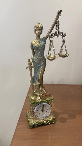 تمثال فتاة العدالة بساعة ⚖️