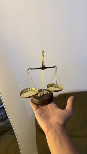 ميزان العدالة الذهبي بقاعدة خشبية (صغير)