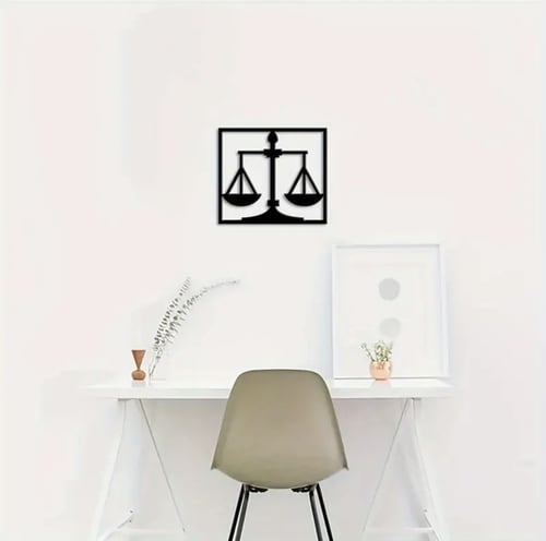 لوحة جدارية على شكل ميزان ⚖️