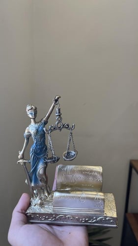 تمثال العدالة صغير ⚖️