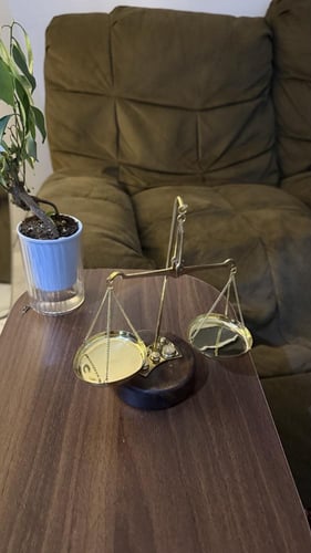 ميزان العدالة الذهبي بقاعدة خشبية (صغير)