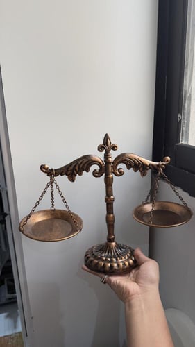 ميزان العدالة الديكوري الكلاسيكي ⚖️