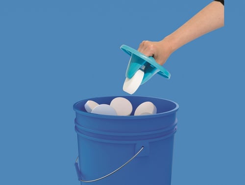 حافظة أقراص كلور مسبح مع ملقاط لون أزرق