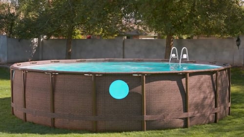 مسبح اعمدة دائري بني مع فلتر برأسين وسلم وغطاء وحا...