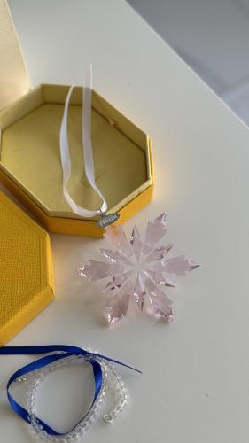 تعليقة سوارفسكي وردي وبكج اصفر