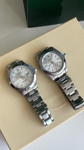 ساعه رولكس رجاليه فضي من داخل ابيض شامل الملحقات