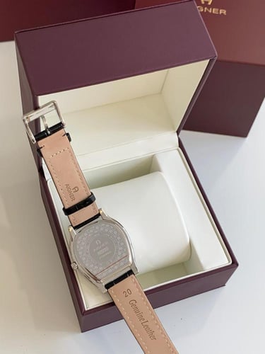 ساعه اقنر جلد مع ملحقاتها