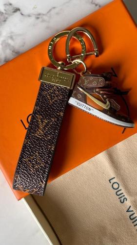 ميداليه LV مع العلبه