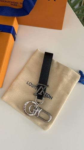 ميدالية LV اسود مع ملحقاته