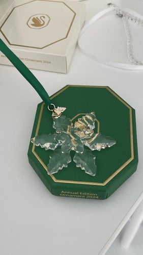 تعليقة سوارفسكي 2024 مع الملحقات