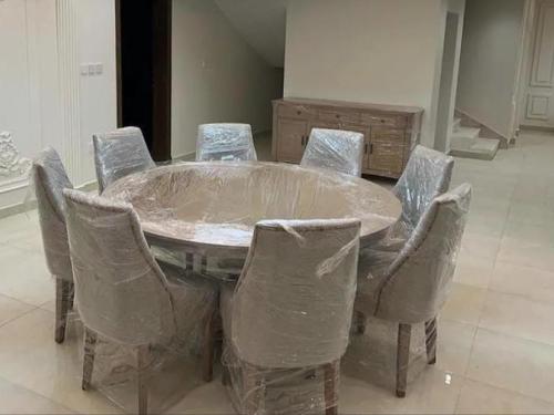 طاوله طعام مع 8كراسي مع طاوله بوفيه مترين