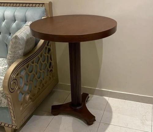 طاوله جانبيه خشب سنديان شكل فاخر وحصري