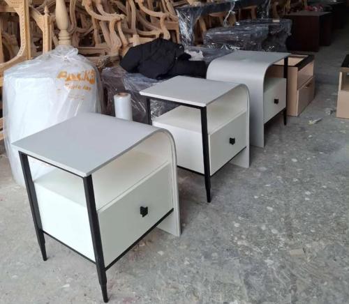 طاولة. جانبيه شكل جديد وانيق