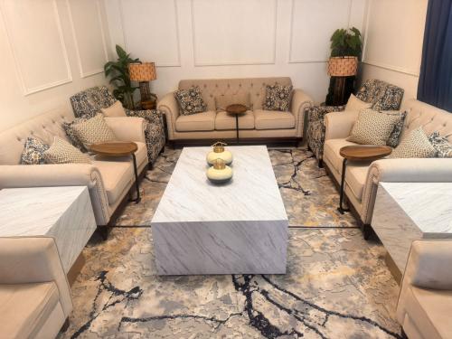 طاوله قهوه بديل الرخام مع حبتين ركنيه