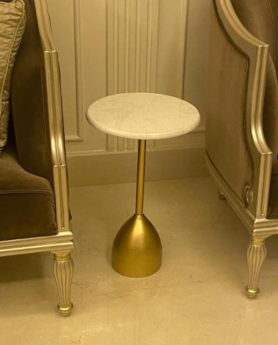 طاوله جانبيه رخام طبيعي شكل حصري