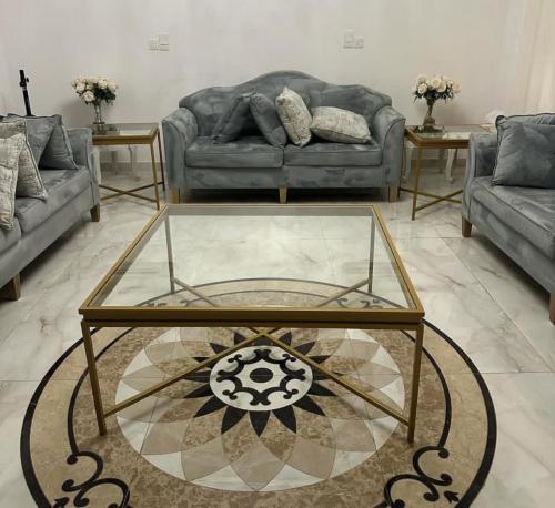 طقم طاولات مكون من طاوله قهوه و 2طاوله زوايا مصنوع...