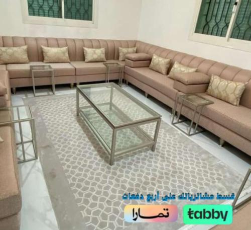 طقم طاولات كنب مرتفع شكل جميل وراقي ( 1+4)