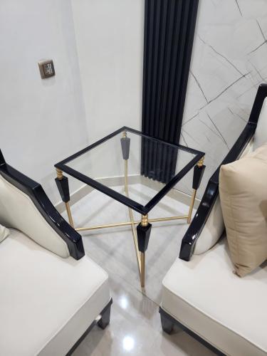 طاوله جانبيه حديد مع جزاز شفاف