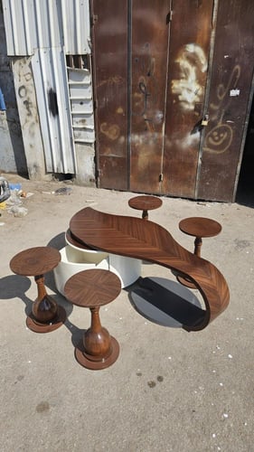 طقم طاوله قهوه مع 4خدمه خشب قشره الجوز