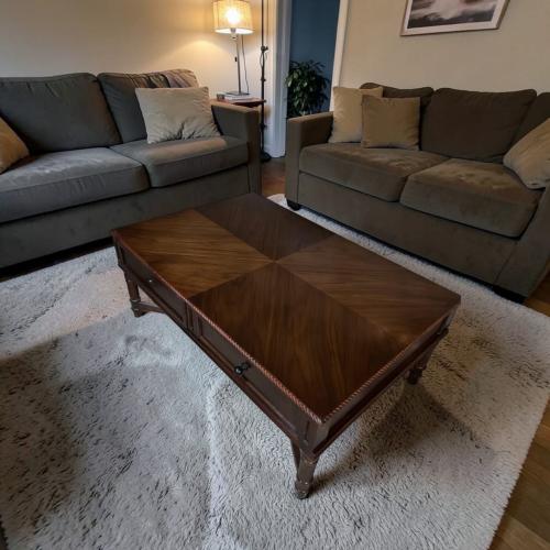 طاولة قهوه خشب قشره الجوز بسطحيه