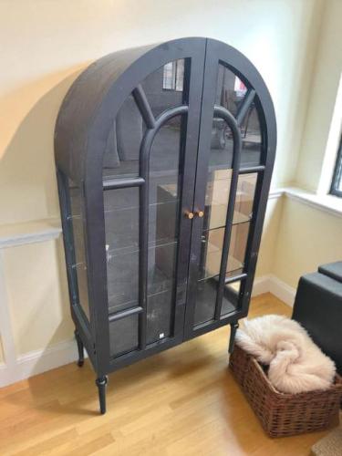 خزانه من الخشب والجزاز حصريه بشكل مقوس انيق