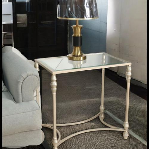 طاولة زاوية عصرية وأنيقة تجمع بين متانة الحديد وفخ...