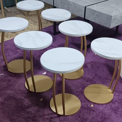 7طاولات خدمه السطحيه بديل الرخام ابيض القواعد حديد