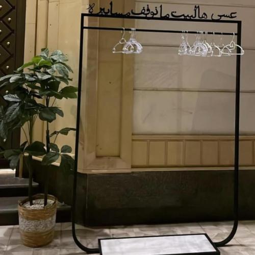 استاند ملابس بالاسم حسب الطلب حديد اسود صبغه حراري...