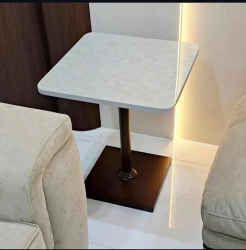طاولة جانبيه ( زاويه ) بديل الرخام بقواعد حديد لون...