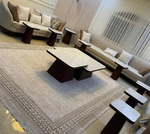 طقم طاولات كنب مرتفع مكون من حبه كبيره و8 حبات خدم...