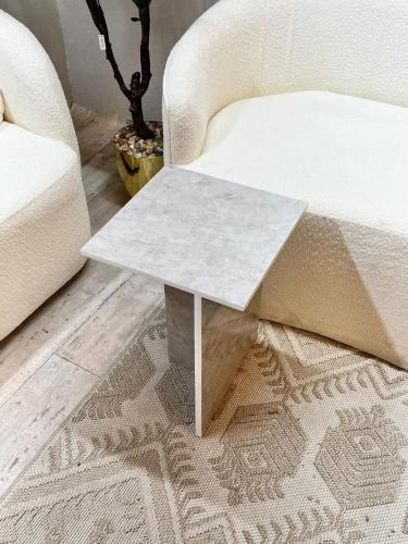 طاوله خدمه بديل الرخام شكل مربع