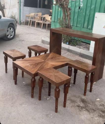 طقم طاولات خشب قشره الجوز مكون طاوله قهوه + 4 طاول...