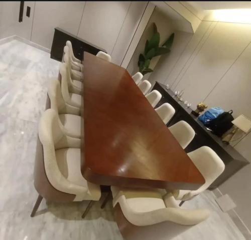 طاوله طعام قشرة الجوز. ب 14 كرسي فاخر + 2كنسول خشب...