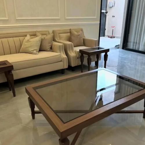 طقم طاولة مجلس خشب بني مع جزاز عسلي 1+4