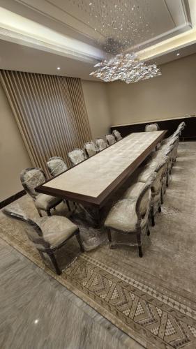 طقم طاولات طعام مع طاوله بوفيه خشب زان بسطحيه رخام...