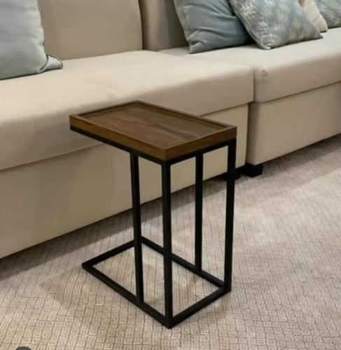 طاولة خدمه مصنوعه من الخشب المجوف وبقواعد حديديه ب...