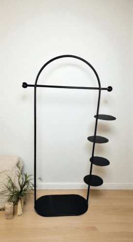 علاقي ملابس اسود