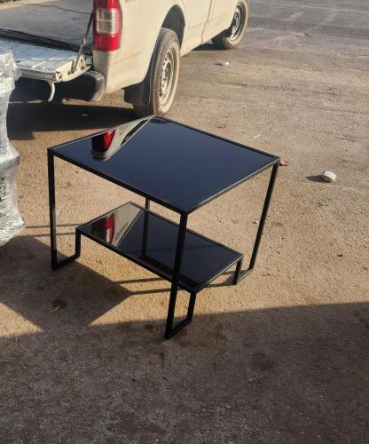 طاوله جانبيه دورين من المرايا مع الحديد لون اسود