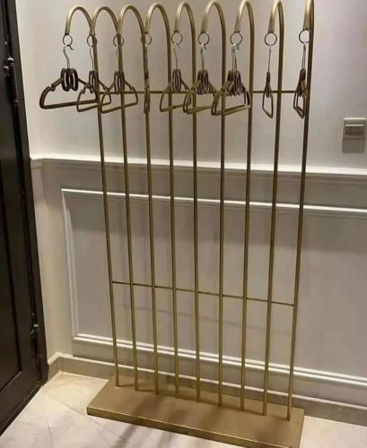 علاقي ملابس ذاهبي