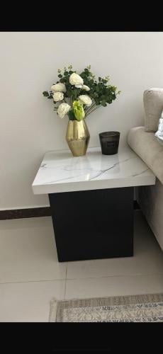 طاولة جانبيه ( زاويه) بديل الرخام مع خشب